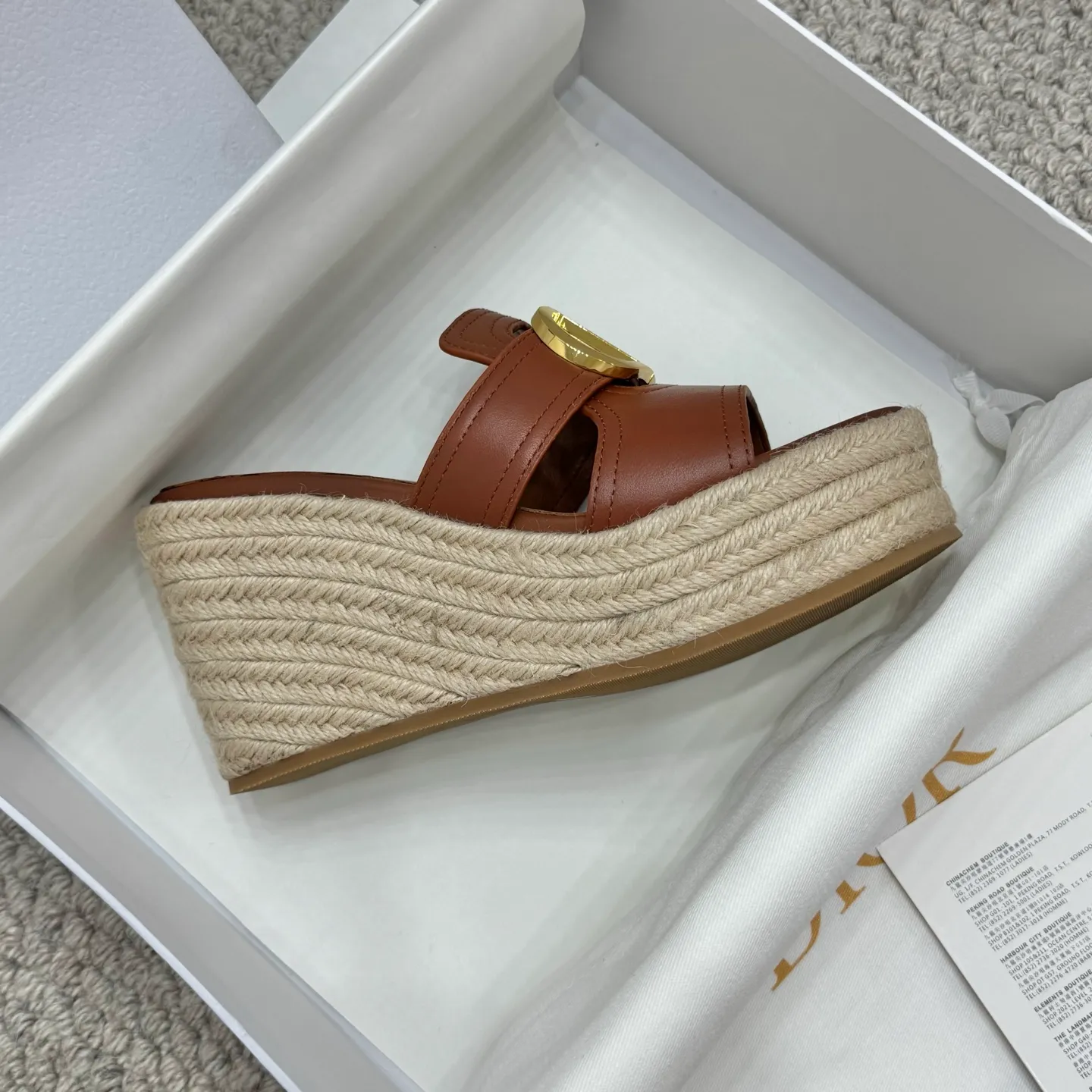 👟👟Ex-factory price 520👟👟 Increased height version✅🇨🇳 🇨🇳Dior 25ss summer high version new sandals. Simple and super versatile. Perfect and luxurious on the feet, can be matched with any spring and summer clothes. The foot feels even more comfortable! The material is a perfect replica of the original. Original disassembly and molding. ✅❶Material: original customized cowhide ✅❷Inner: original customized sheepskin ✅❸Foot: original customized sheepskin ✅❹Outsole: original woven wedge outsole ✅❺Heel height: 9.5cm ✅❻Packaging: original full set of packaging ✅❼Number: 35-41
